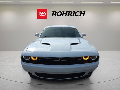 Used 2019 Dodge Challenger SXT image 2