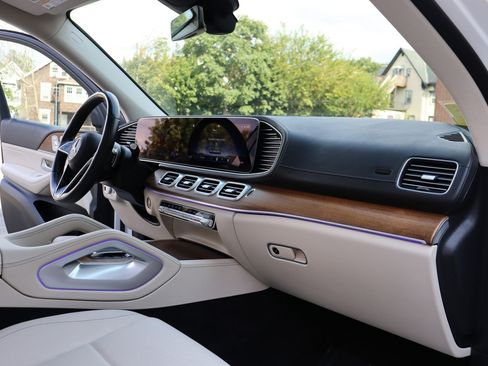 Used 2024 Mercedes-Benz GLS 450 4MATIC image 17