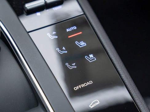 Certified 2025 Porsche Macan image 26