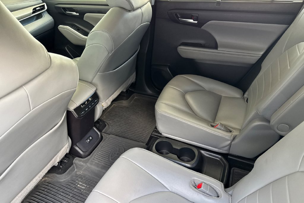 Used 2021 Toyota Highlander XLE AWD/4WD image 15