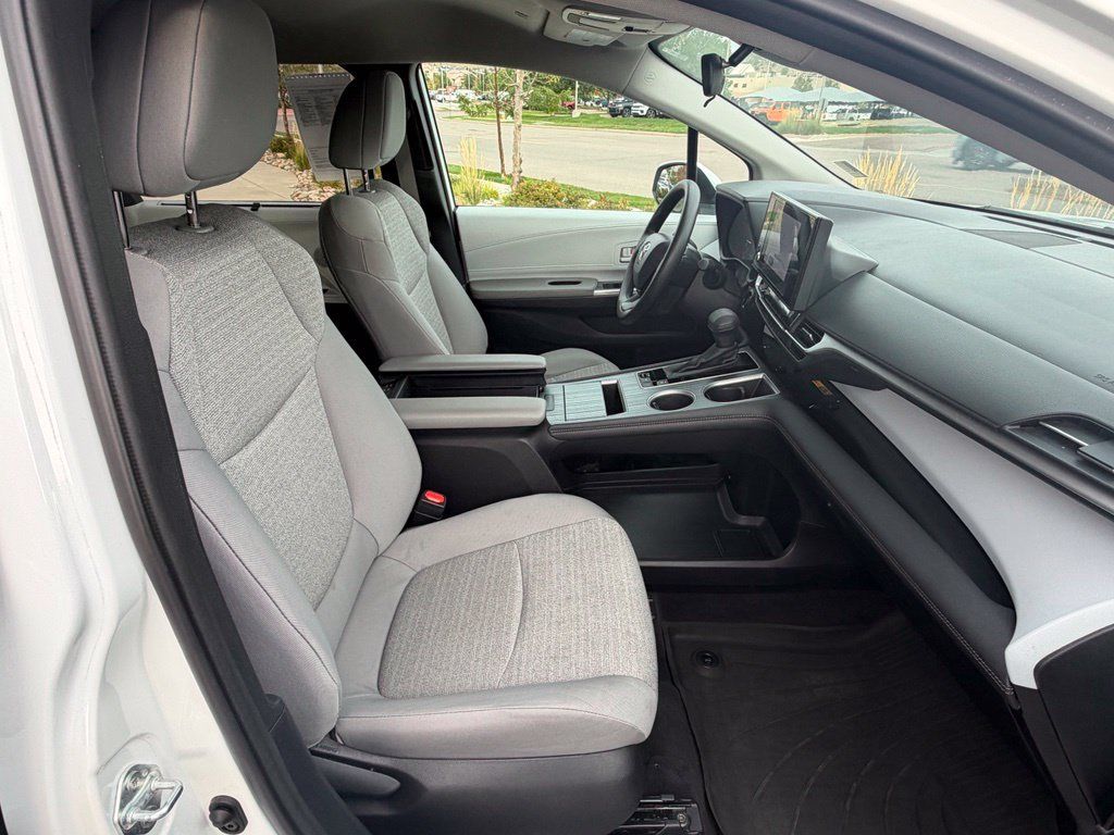Used 2025 Toyota Sienna LE AWD/4WD image 35