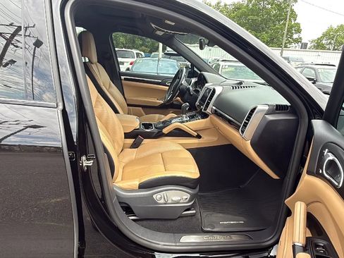 Used 2017 Porsche Cayenne w/ Premium Package image 12