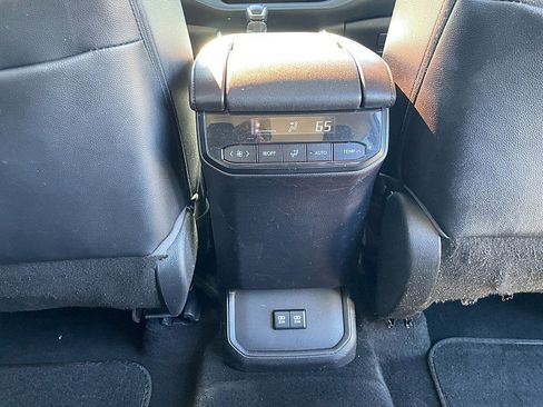 Used 2020 Toyota Highlander XLE image 35