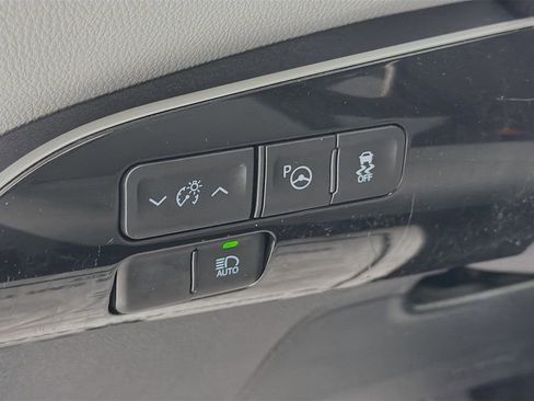 Used 2017 Toyota Prius Three Touring image 10