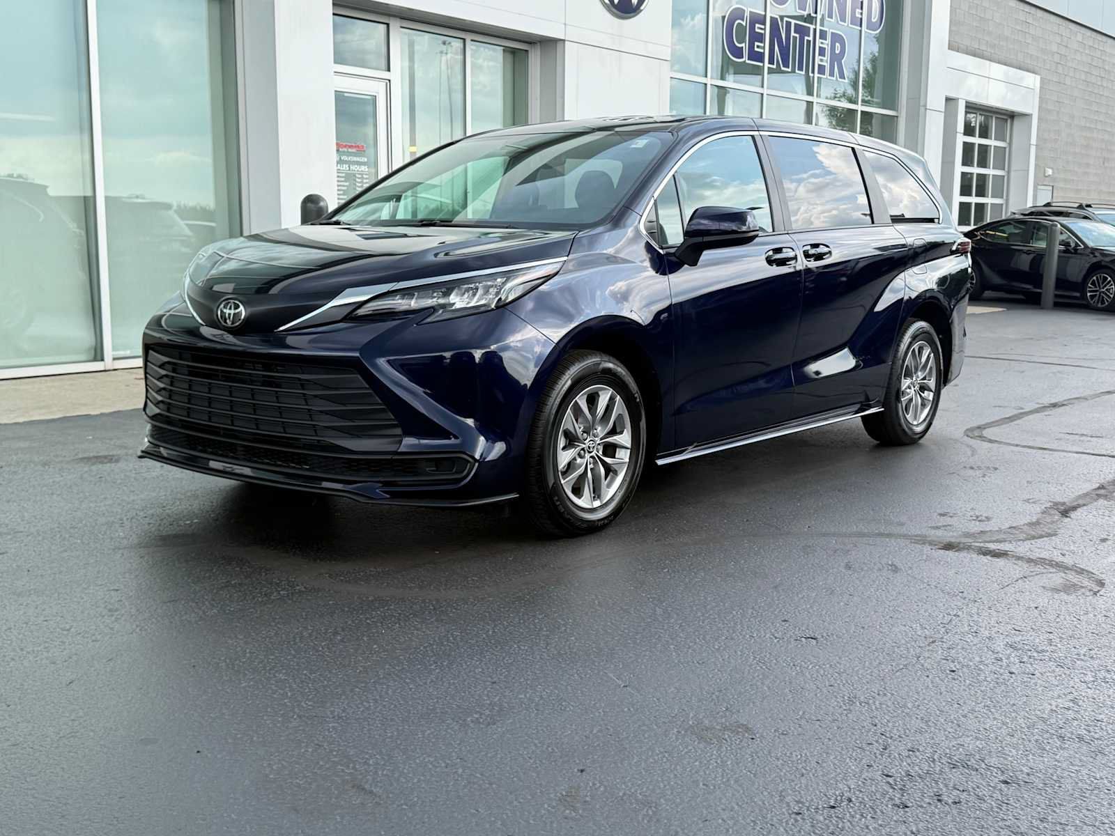 Certified 2026 Toyota Sienna LE AWD/4WD image 1
