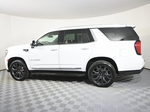Used 2024 GMC Yukon SLT image 3