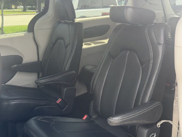 Used 2024 Chrysler Pacifica Touring-L FWD image 23
