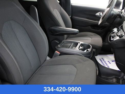 Used 2023 Chrysler Pacifica Touring image 23