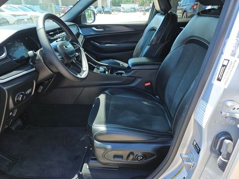 Used 2025 Jeep Grand Cherokee Altitude AWD/4WD image 11