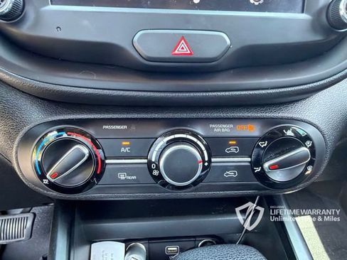 Used 2025 Kia Soul LX w/ LX Technology Package FWD image 15