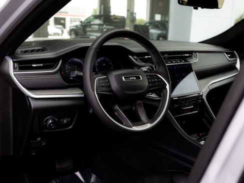 Used 2025 Jeep Grand Cherokee L Limited w/ Luxury Tech Group II AWD/4WD image 15