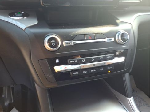 Used 2020 Ford Explorer XLT image 11