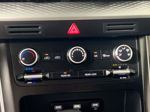 Used 2023 Kia Carnival LX FWD image 27