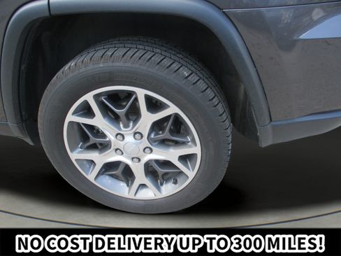 Used 2020 Jeep Grand Cherokee Laredo AWD/4WD image 36