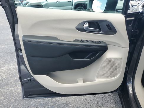 Used 2023 Chrysler Pacifica Touring-L FWD image 17