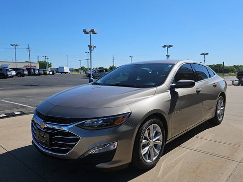 Used 2025 Chevrolet Malibu LT FWD image 2