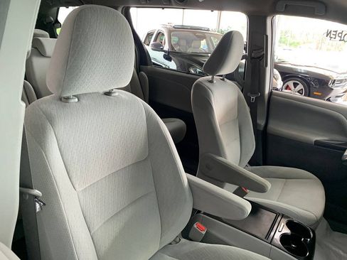 Used 2015 Toyota Sienna LE FWD image 10