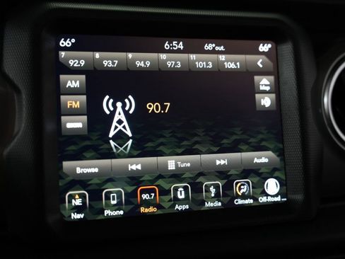 Used 2019 Jeep Wrangler Unlimited Sahara w/ Uconnect 4C Nav & Sound Group AWD/4WD image 17