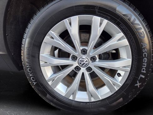 Used 2018 Volkswagen Tiguan SE w/ Panoramic Sunroof Package image 39