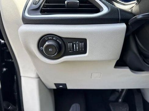 Used 2023 Chrysler Pacifica Touring-L FWD image 19