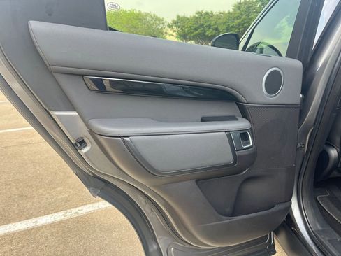 Used 2018 Land Rover Discovery SE image 16