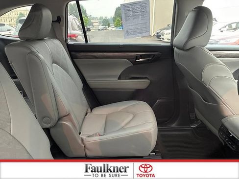 Used 2021 Toyota Highlander Platinum AWD/4WD image 23