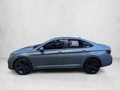 Used 2023 Volkswagen Jetta SE image 2