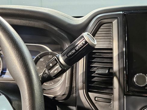 Used 2023 Nissan Titan SV image 32