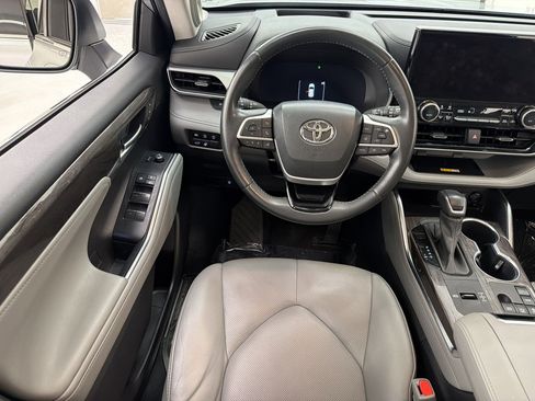 Used 2023 Toyota Highlander Platinum FWD image 33