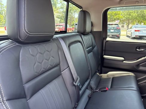 Used 2025 Nissan Frontier SL RWD image 25
