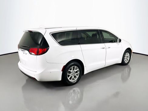 Used 2020 Chrysler Pacifica Touring w/ Advanced Safetytec Group image 7