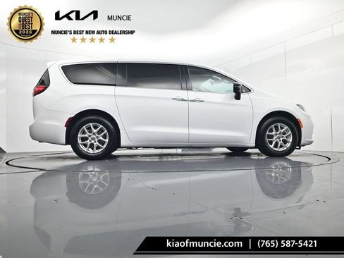 Used 2024 Chrysler Pacifica Touring-L FWD image 41