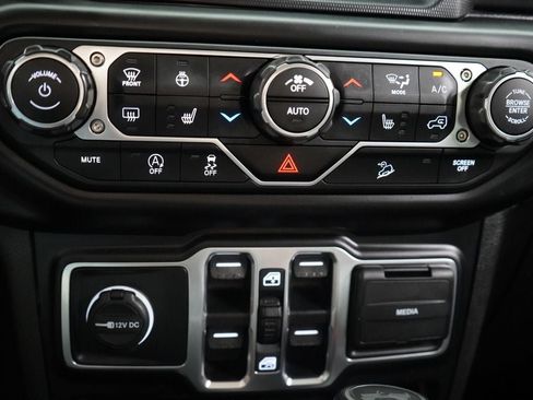 Used 2020 Jeep Wrangler Unlimited Sahara w/ Uconnect 4C Nav & Sound Group AWD/4WD image 15