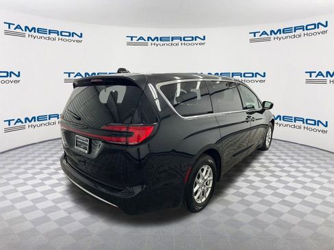 Used 2023 Chrysler Pacifica Touring-L FWD image 5