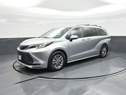 Used 2021 Toyota Sienna XLE image 1