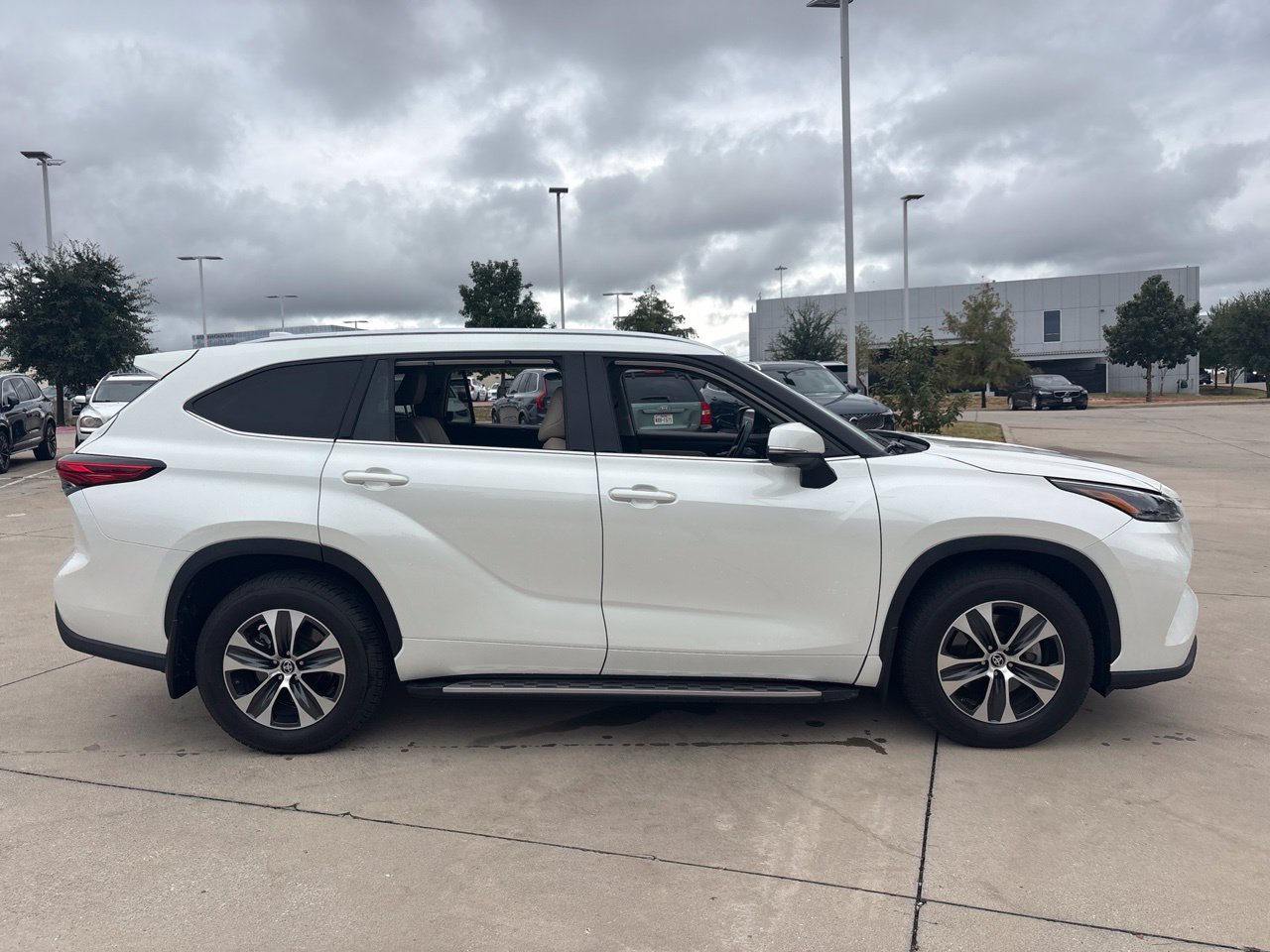 Used 2021 Toyota Highlander XLE AWD/4WD image 4