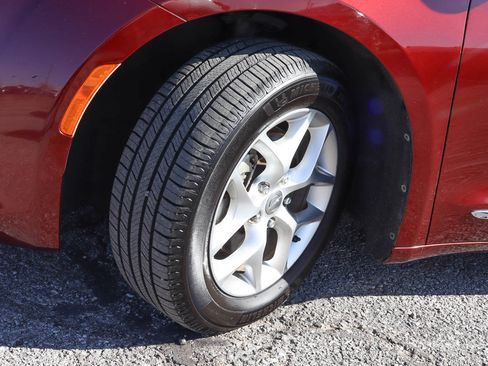 Used 2020 Chrysler Pacifica Limited FWD image 17