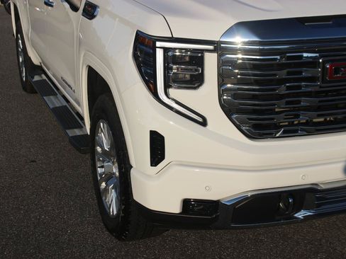 Used 2023 GMC Sierra 1500 Denali w/ Technology Package AWD/4WD image 9