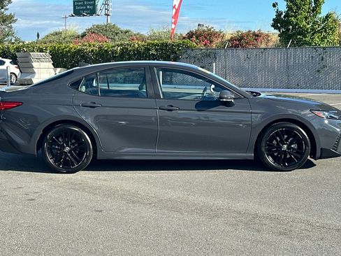 Used 2025 Toyota Camry SE image 3