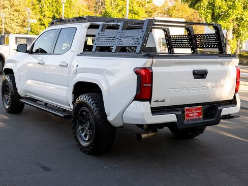 Certified 2024 Toyota Tacoma SR5 AWD/4WD image 7