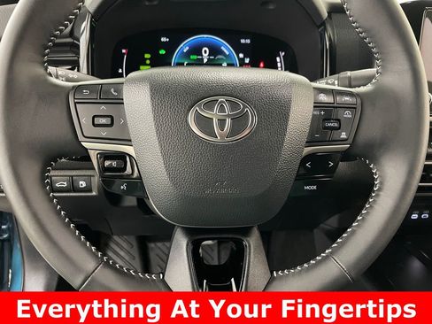 Used 2025 Toyota Camry SE image 4