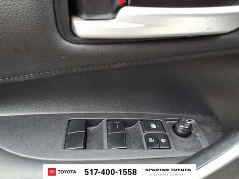 Used 2020 Toyota Corolla SE FWD image 13