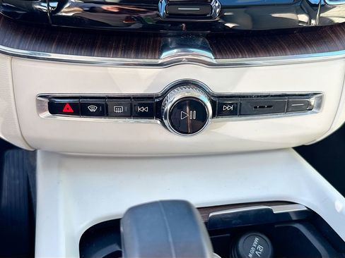 Used 2022 Volvo XC60 B5 Momentum image 17