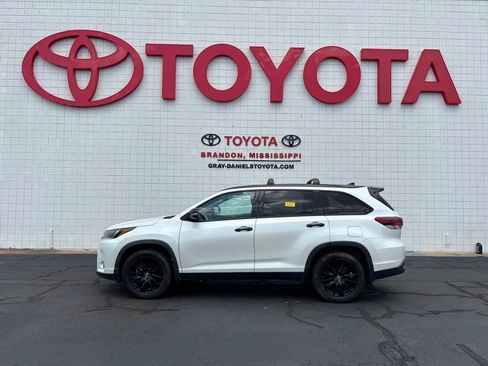 Used 2019 Toyota Highlander SE w/ Nightshade Edition FWD image 4