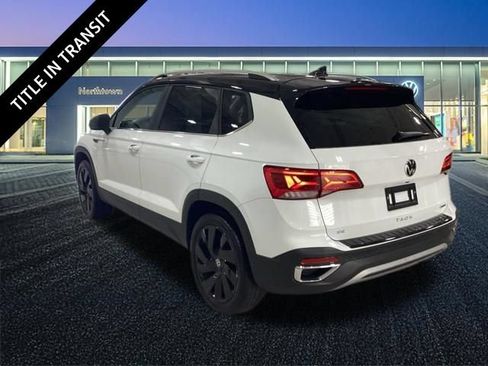 Used 2024 Volkswagen Taos SE w/ Panoramic Sunroof Package AWD/4WD image 3