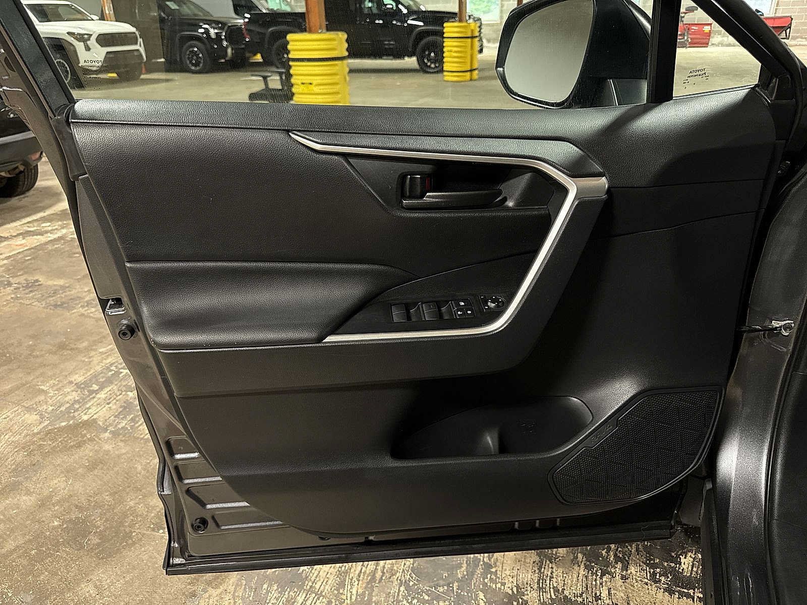 Used 2019 Toyota RAV4 LE AWD/4WD image 28