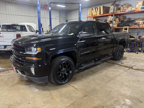 Used 2018 Chevrolet Silverado 1500 LT w/ All Star Edition AWD/4WD image 3