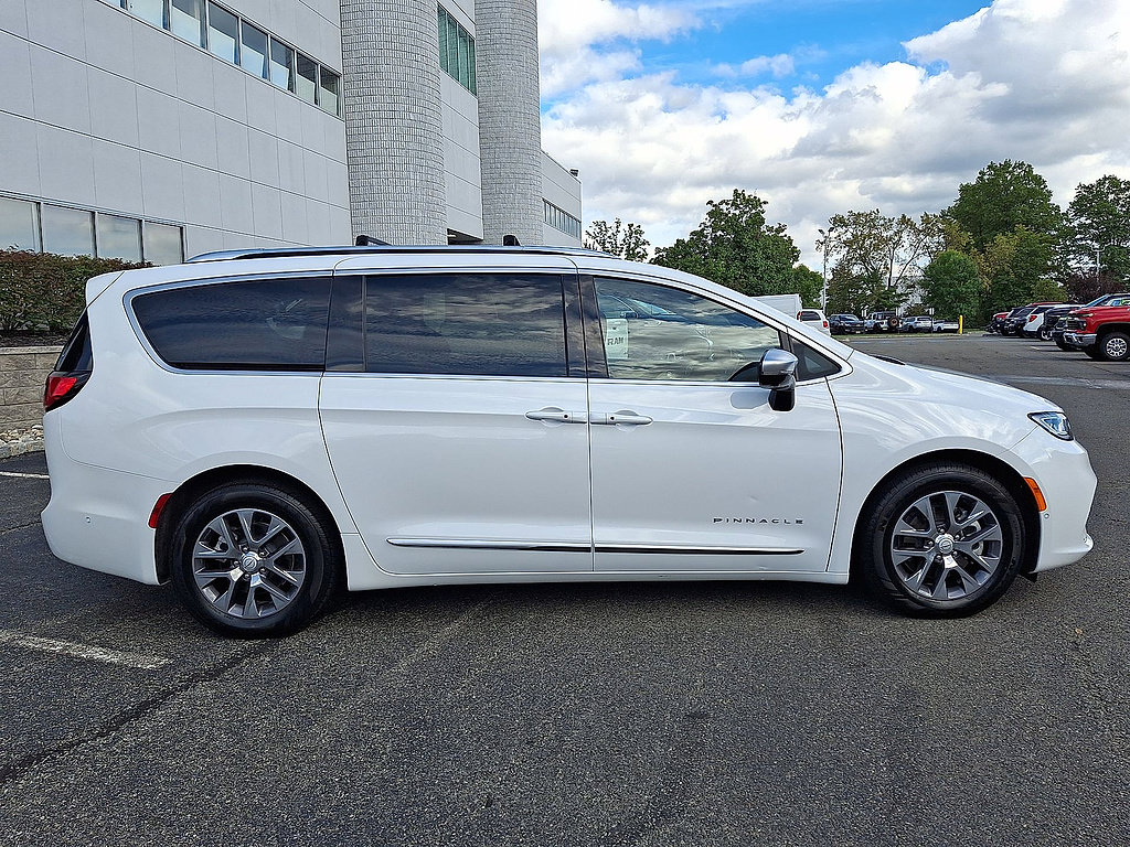 Used 2025 Chrysler Pacifica Pinnacle FWD image 32