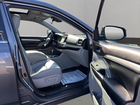 Used 2019 Toyota Highlander XLE image 19