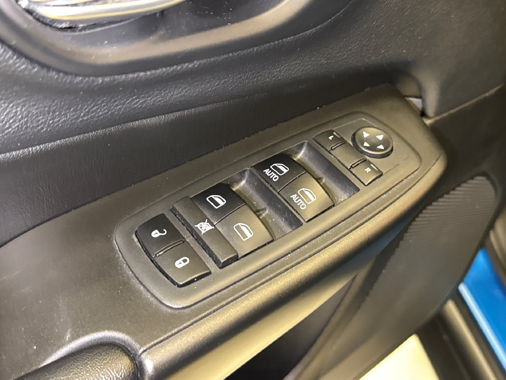 Used 2020 Jeep Grand Cherokee Altitude AWD/4WD image 21